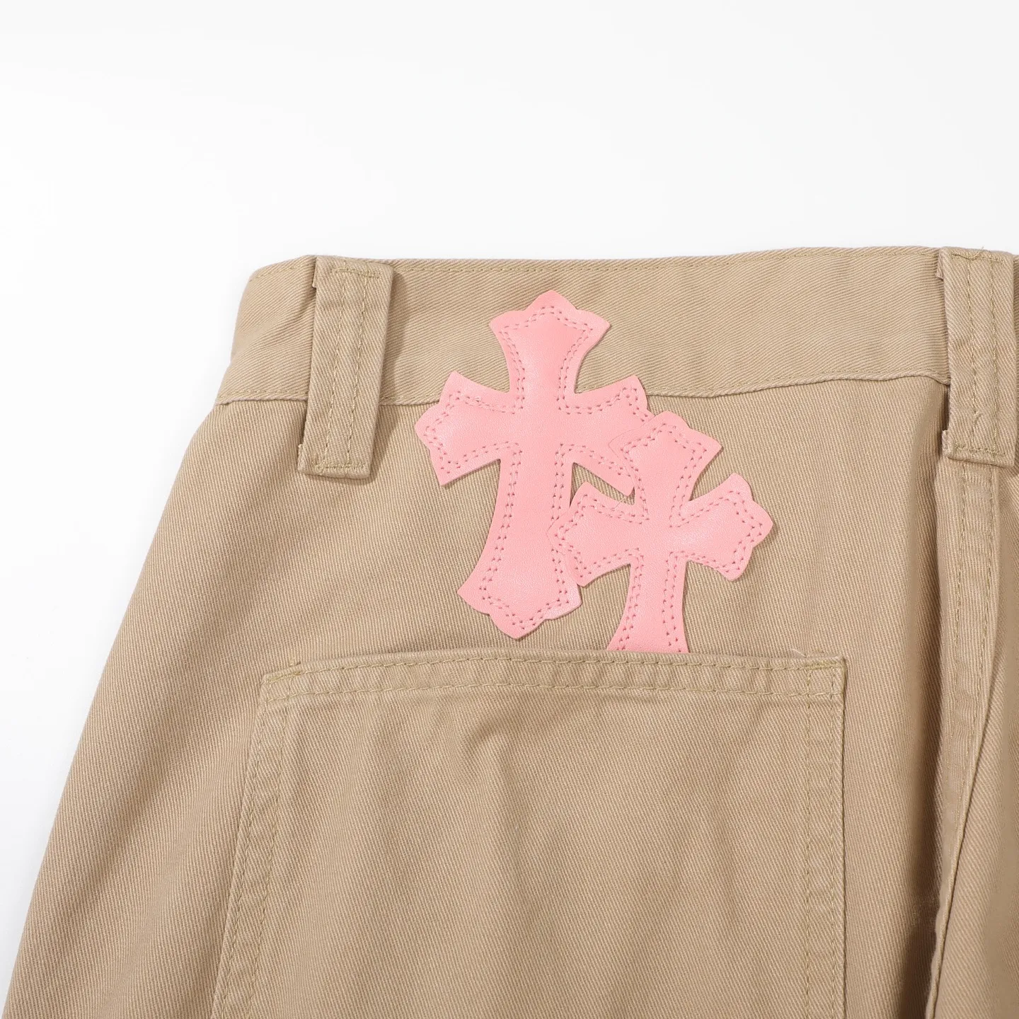 P270 CHROME HEARTS 2025 new khaki logging pink checkerboard cross leather couple style loose jeans Top ceiling quality Styles with different washed textures are very friendly to people with thin legs and thick legs. The straight and loose version is very flattering to the leg shape. The moderate length will never go out of style, easy to match with casually, the basic styling of various styles, a must-have in the wardrobe! The fabric is stiff but also makes the upper body soft without losing texture. The washing process is even more perfect. It is a must-have item for everyone! ! ! Color: Khaki Size: 28/30/32/34 Waist: 75/80/85/90 Knee: 45.5/47/48.5/50 Pants length: 102/104/106/108